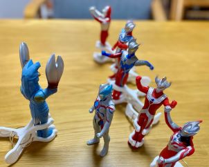 ウルトラマンたちが怪獣に立ち向かうフィギュアバトル